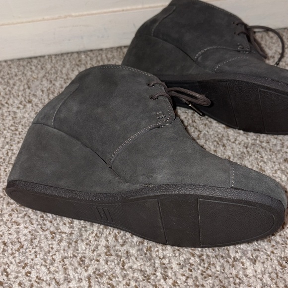 Tom’s worn once laced suede gray boots. Nice wedge ankle boots. - Picture 5 of 5